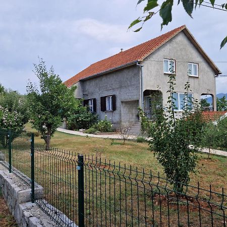 Apartman Lana Kijevo Exteriör bild