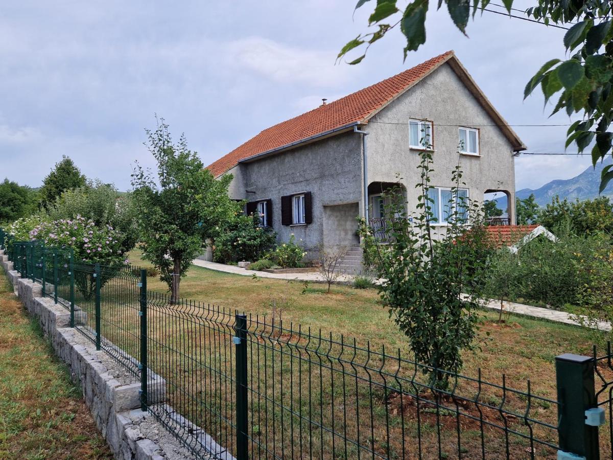 Apartman Lana Kijevo Exteriör bild