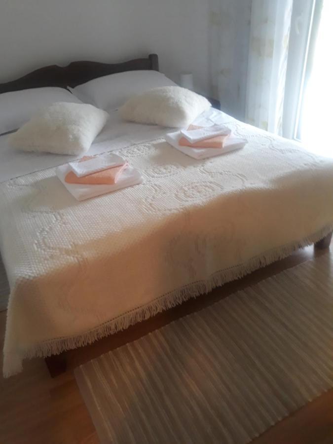 Apartman Lana Kijevo Exteriör bild