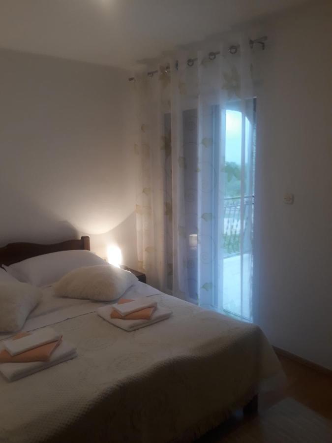 Apartman Lana Kijevo Exteriör bild