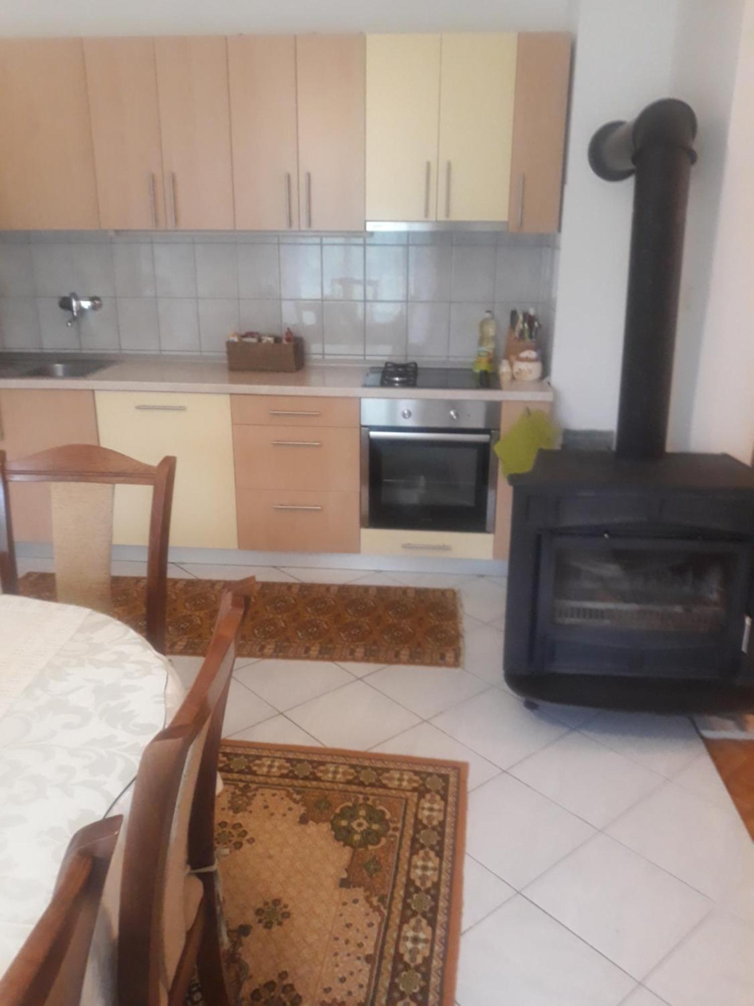 Apartman Lana Kijevo Exteriör bild